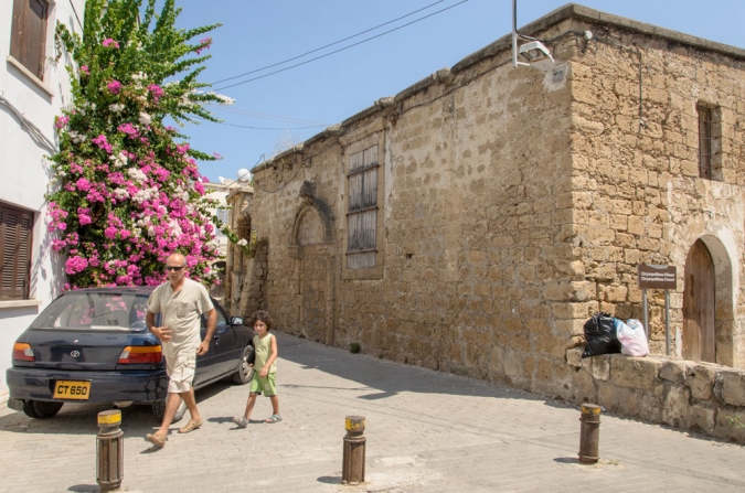 Girne'de liman yakınlarında bir ara sokak