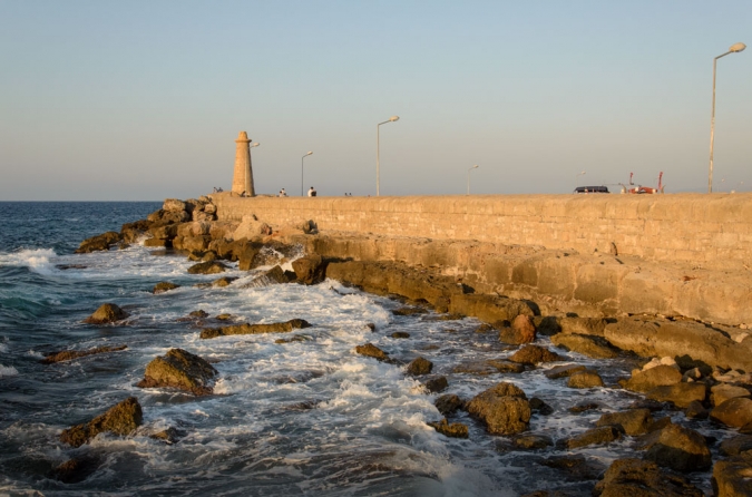 Girne Limanı'nı hırçın dalgalardan koruyan dalgakıran