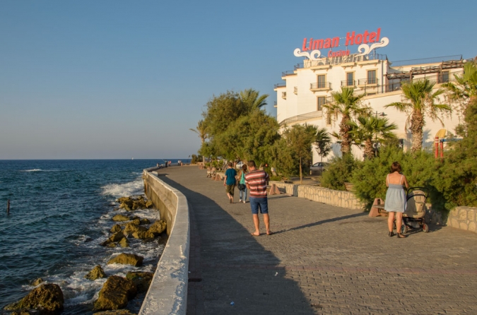 Girne sahilinde kumarhanesi bulunan birçok lüks otel bulunmakta