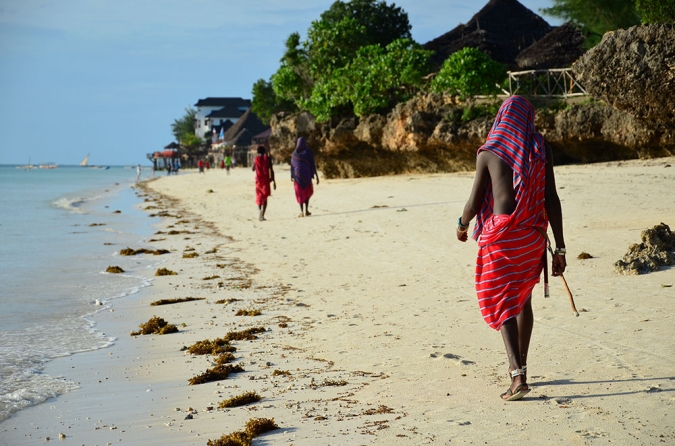 Kumsalda yürüyen Masailer