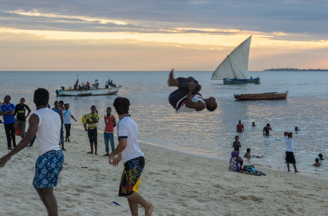 Zanzibar'da hayat akşamları sahilde akıyor