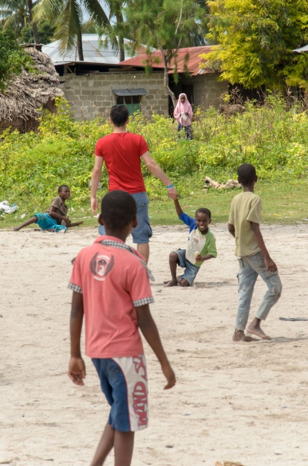 Nungwi'de çocuklarla top oynarken