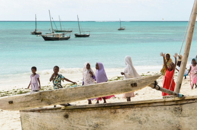 Nüfusun neredeyse tamamı Müslüman olan Zanzibar'da küçük kız çocukların birçoğunun başları kapalı