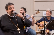 Yunan Kilisesi Papazı Şarkı Söylerken